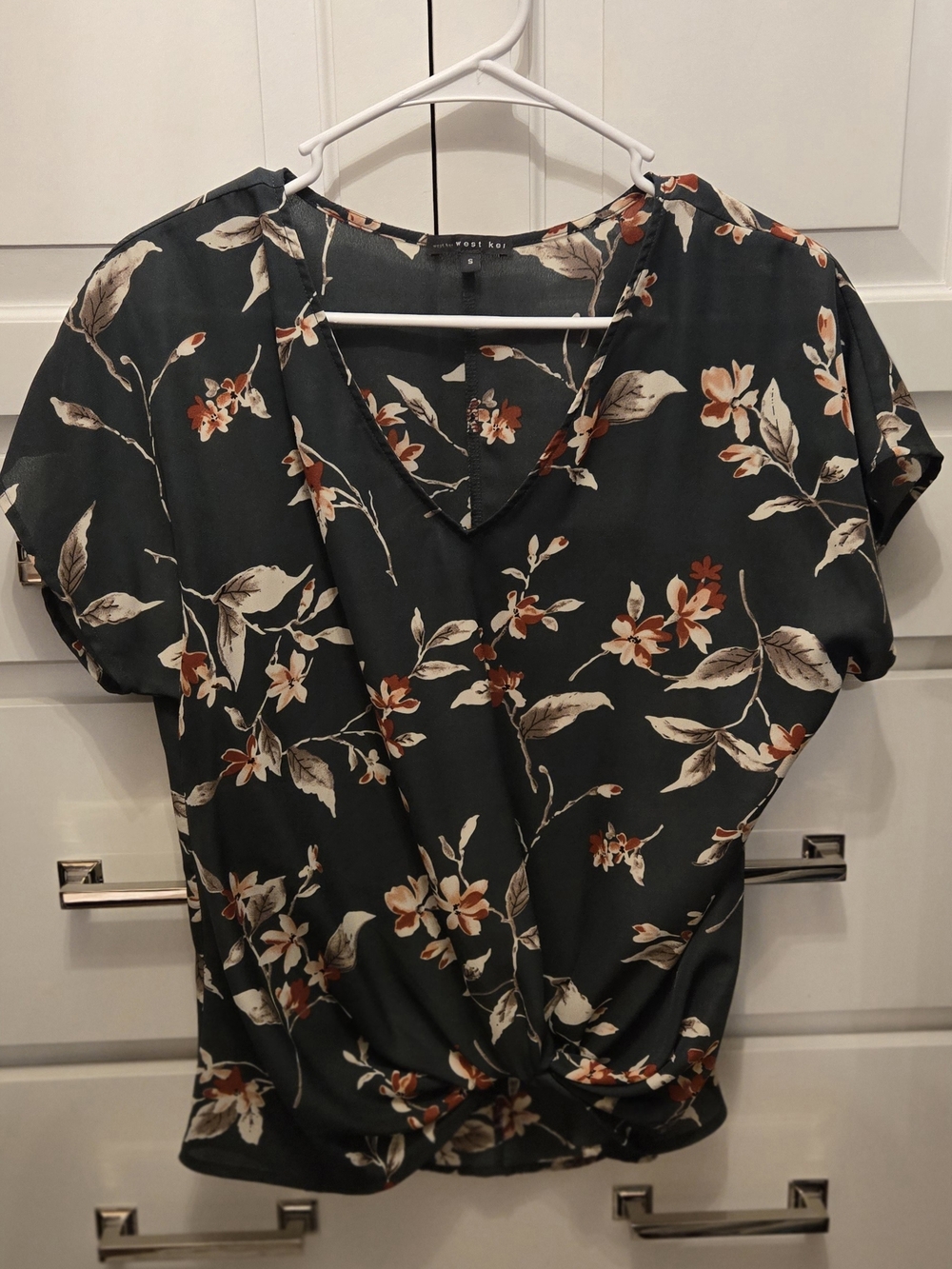 West Kei Dark Green Floral Twist-Hem V-Neck Blouse